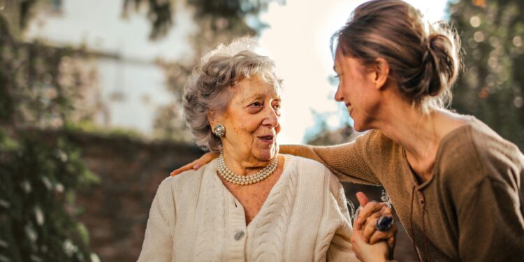 une vieille dame en résidence senior